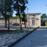 Superiamo dunque l�accesso per entrare in un vasto cortile utilizzato dall�impresa di autonoleggio come parcheggio per le macchine. E sulla destra ecco apparire la cappella. Notiamo subito come il piccolo edificio, di color rosa pallido, sia di fatto attaccato a un alto muro: quello che separa l�area dalla sovrastante via Tatarella